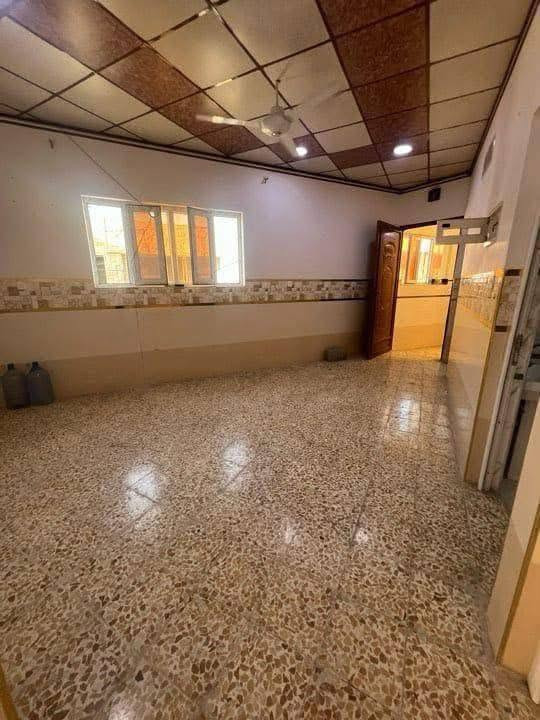 شقه للايجار بالمزارع غرفتين وهول ومطبخ وصحيات السعر 250 الف ***********
*********** طابق ثاني يم مستشفى السلام
