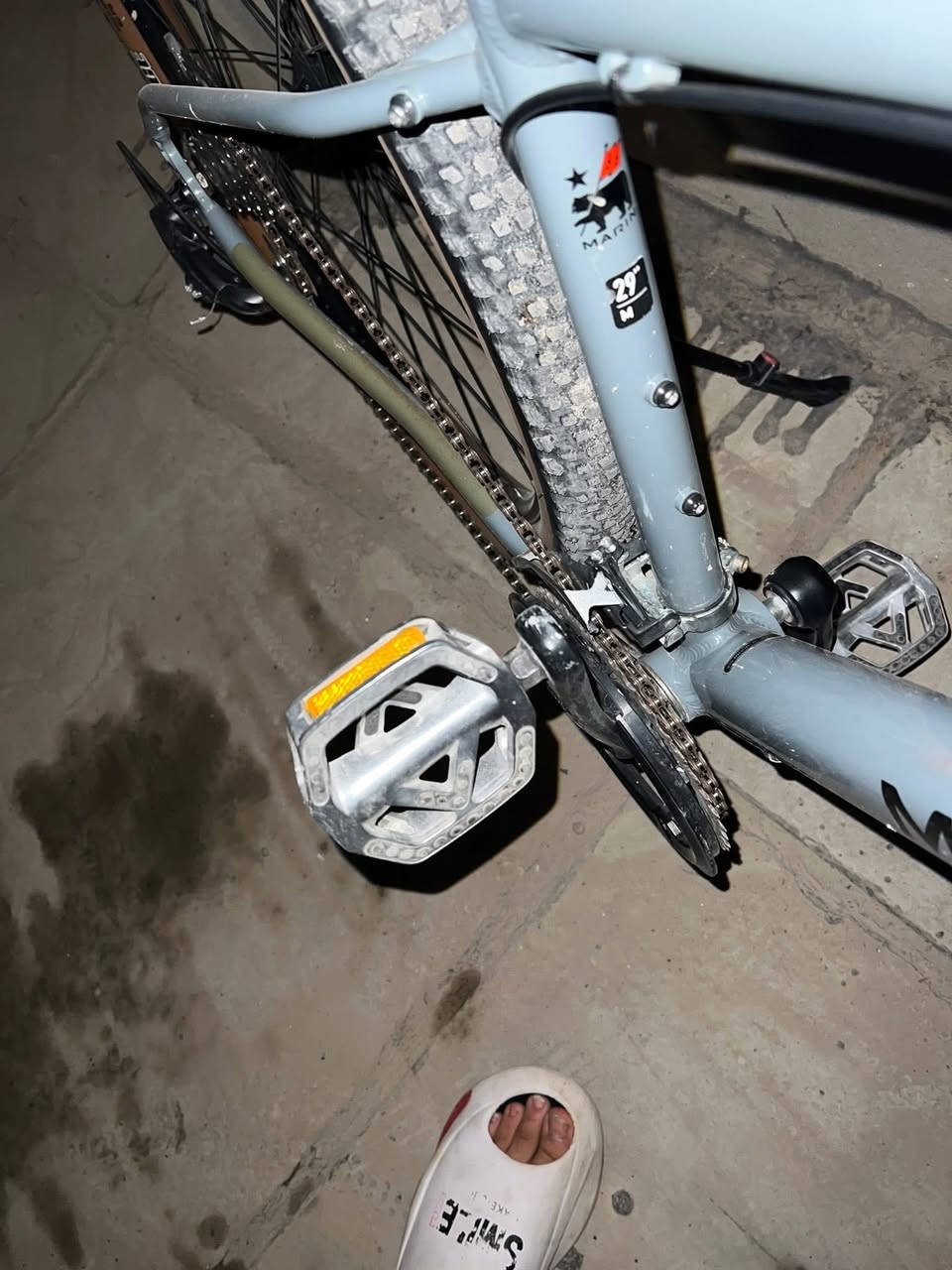 • النوع: دراجة جبلية (Hardtail MTB)
• الماركة: Marin
• الإطار: ألمنيوم 6061 خفيف وقوي  ￼
• الشوكة الأمامية: ممتص صدمات 100–120mm  ￼
• العجلات: 29 إنش
• الرنقات: ألمنيوم Double Wall  ￼
• الإطارات: عريضة 2.2 – 2.4 للطرق الوعرMaxxis rekon race   ￼
• السرعات: 8 – 10 سرعات (Shimano)  ￼
• الكرنك: أمامي 1x أو 3x
• الكاسيت: 11–48T  ￼
• الفرامل: ديسك Pro max￼
• المقود: مستقيم (Flat / Riser)
• الستيم: 31.8 مم
• وزن الدراجة: تقريباً 13 – 15 كغم
السعر 600 الف
رقمي ***********
