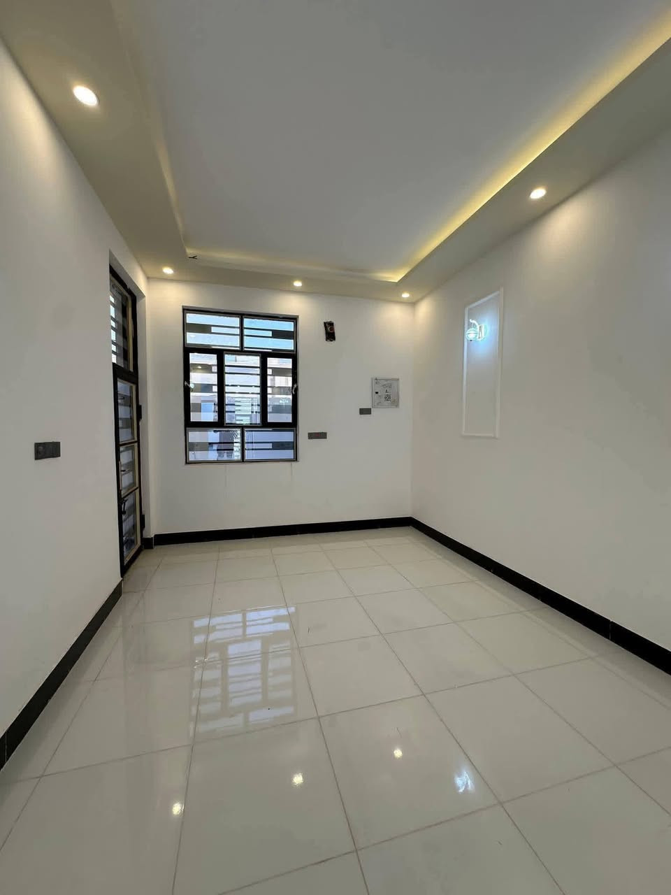 فرصة ذهبية للبيع 🔑 بيع مسستعجل🔥🔥
🏡 وحدة سكنية في مجمع بوابة الغدير 
📍 موقع مميز – النجف الأشرف شارع المطار الصب مقابيل قرية الغدير يبعد عن الشارع 100 متر 
✨ تفاصيل الوحدة:
🔹 المساحة: 150 
🔹 طابقين
🔹 4 غرف نوم
🔹 صالتين مريحة + استقبال
💰 السعر : 127 وبي مجال
✔️ سكن عائلي مريح
✔️ موقع حيوي وخدمات متكاملة
✔️ سعر مناسب جداً مقارنة بالسوق
📞 للحجز أو الاستفسار، ***********
