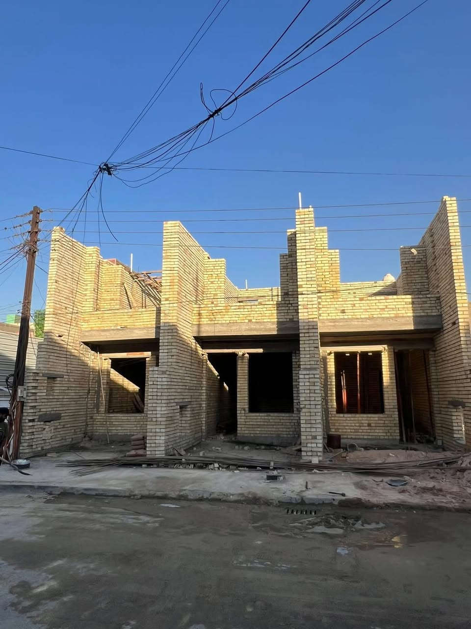 بيوت 100 متر توون للبيع 🏠🏠بموقع مميز جداا
وقرب الشارع العام 😍

تسليم مفتاح كامل 🌿

العدد 2 فقط

بناء منفصل تماما 🔥🏠

ملك طابو صرف

يحتوي الواحد على استقبال ومطبخ و3 غرف نوم 

وصحيات عدد 2 وبيتونه وسطحين 

العنوان :: بغداد :: حي الجهاد :: ديوان المخابرات :: قرب السارع العام 

عرض الشارع 15 متر ورصيف 3 امتار👌🏼🍂

السعر والاستفسار الاتصال*********** 📞📞مكتب الشهم للعقار
