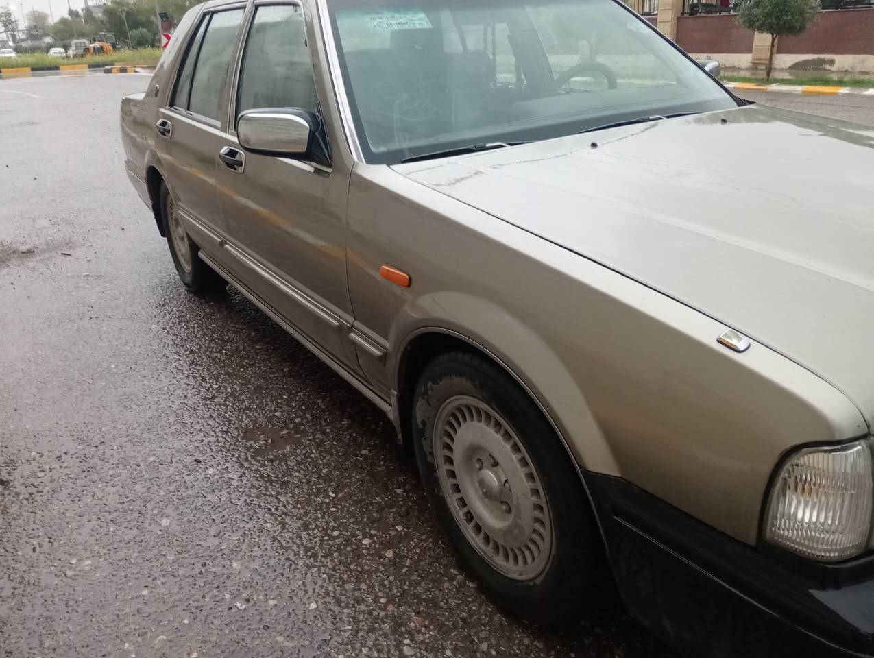 موديل 2002 قاسرين سنوي له 2018 وه به سه ر جوه سياره كه وه ك شه ريكه ماوه علاماتي هه مو بيلاده يك بارجه ي بوياخه لاي خوم بوياخم كردوه باقي وه شه رت شوين كلار 45  ورقه ***********
