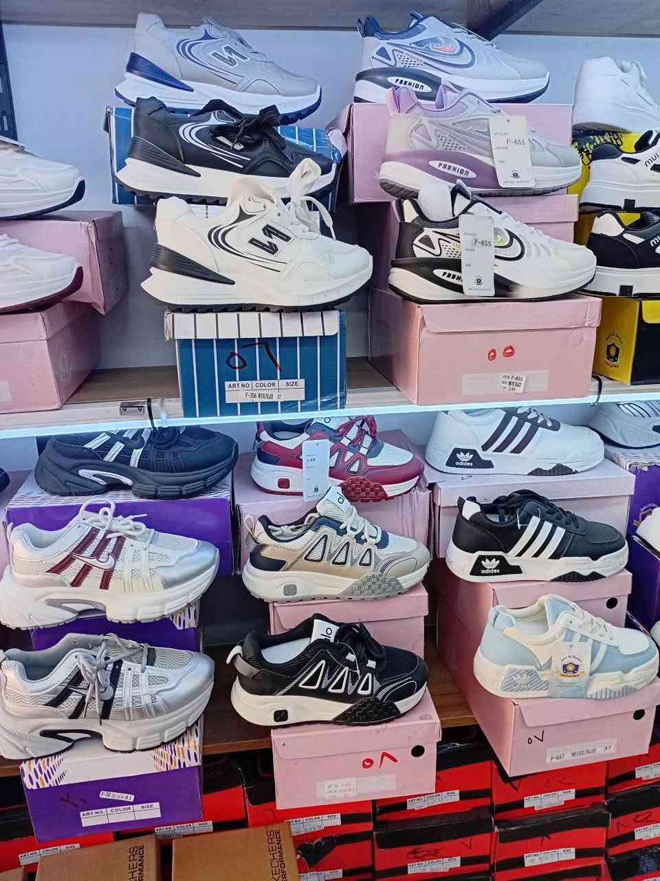 عندي شلعة 900 قطعة اغلبهن يشتغل شبابي نسائي قياسات من 36 الى 41 والقطع كلها ماركات والكتاب مبين من عنوانه القطعة على 8 ونص مكاني بغداد حي اور لتفاصيل اكثر الاتصال على ***********
