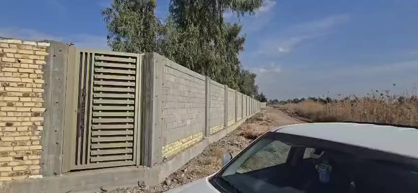 فرصة لمن يحب ان يستثمر للبيع ارض زراعيه مناسبه جداً بالنسبة للموقع والمستقبل بمساحة ٨ دونم 
مميزات الارض 
خصبة جداً صالحه للزراعة وأنشاء مزرعه نموذجيه 
صالحه للسكن تصلح لإنشاء مشاريع مثل جملونات مخازن وغيرها تصلح مزارع ترفيهية 
تتوفر فيها جميع الخدمات مثل ماء الاساله والكهرباء وكذلك ماء السقي ( ماء شط ) 
ملاحظه: الارض عقد زراعي مغروسه أشجار نخيل وكذلك مهيئة للزراعه الحديثه موقعها مدينه الحله طريق الزوار ياحسين او الشارع الرئيسي المودي الى محافظة كربلاء مسافة قريبة من الشارع الرئيسي تبعد عن مركز مدينة الحله قرابة خمسة كيلو سعر الدونم ١٣٠ مليون فقط بيع سريع وتسليم مباشر كل التوفيق لمن يمتلكها للاستفسار اكثر اتصل بالأرقام 
***********  / ***********
