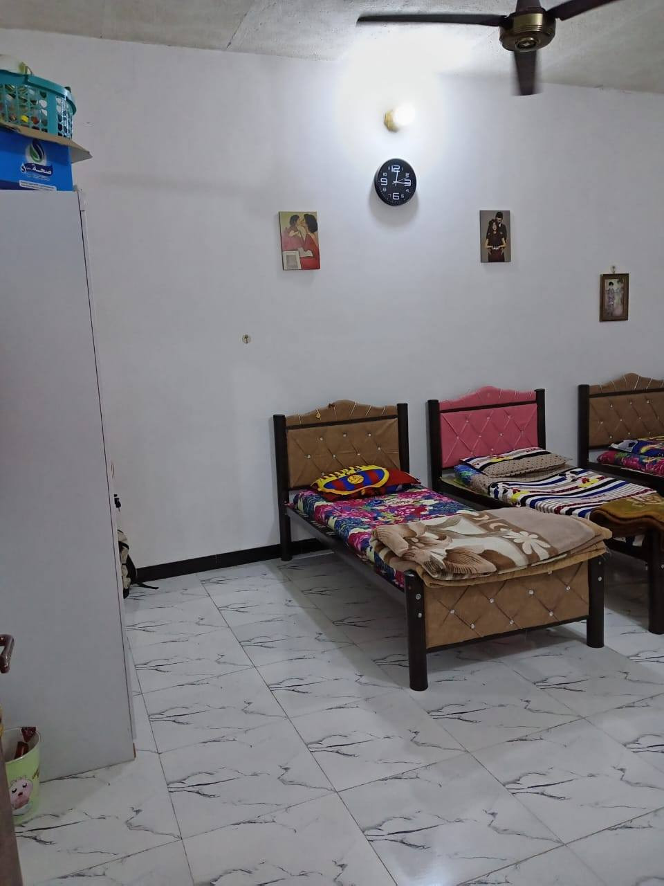 بيت للبيع 
 المساحه /250 متر 
نوع العقار /زراعي /بيه وصل طابو 
 المحتويات /غرفتين +صاله +مطبخ +صحيات خارجيه +وصحيات داخليه البيت بي نقص استقبال
 المكان /الصخين -شارع علي الاكبر يبعد عن شارع السايدين  150متر
خدمات متوفره  (كهرباء +ماء بدون ماطور +كابينه المولده ب الباب )
 بناء بلوك سنه 2022+ سقف عكاده 
واتساب ***********
السعر 60 قفل
