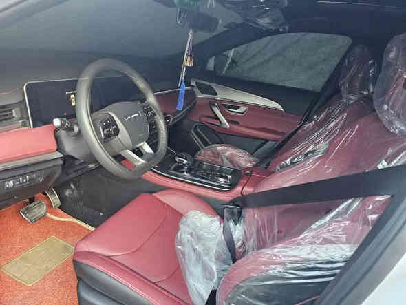 X70 Plus 1.5 جيتور
الموديل: 2025
المحرك: 4 أسطوانات 1.5L تيربو 156 حصان
ناقل الحركة: اوتوماتيكي من 6 سرعات
العداد: ٢٠٠٠
استهلاك الوقود: 7.6 لتر لكل 100 كم
السعر:24.000.000 مليون دينار عراقي
المواصفات
*7  راكب
إطارات قياس 20 إنچ
فتحة سقف بانوراما
4 وسائد هوائية
كاميرات محيطية 360 درجة
شاشة عرض ترفيهية بقياس  10.25إنچ
شاشة عدادات بقياس 10.25 إنچ
نظام كار بيت لعرض شاشة الهاتف المحمول
بلوتوث / هاتف السيارة
نظام تحذير مغادرة المسار
مثبت السرعة
نظام مراقبة نقطة عمياء
حساسات اصطفاف خلفية
نظام الفرامل اليدوية الاوتوماتيكي Autohold
وضعيات قيادة متعددة
دخول ذكي (بصمة)
صندوق كهربائي
مقصورة الركاب من الجلد الفاخر
مقعد السائق كهربائي
مسند الذراع الوسطي مع ثلاجة
إنارة ترحيبية
عتبات الأبواب مضيئة
مصابيح نهارية LED
المصابيح الامامية تعمل اوتوماتيكياً
المرايا الجانبية قابلة للطي كهربائياً
وظيفة تنقية الهواء (فلتر N95)
خاصية إغلاق الشبابيك وفتحة السقف عن بعد
الون * أبيض . ***********
