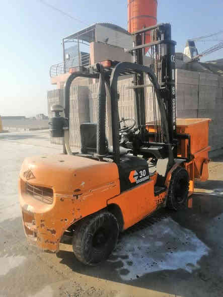 للبيع رافعة صيني 3 طن *********** /***********
