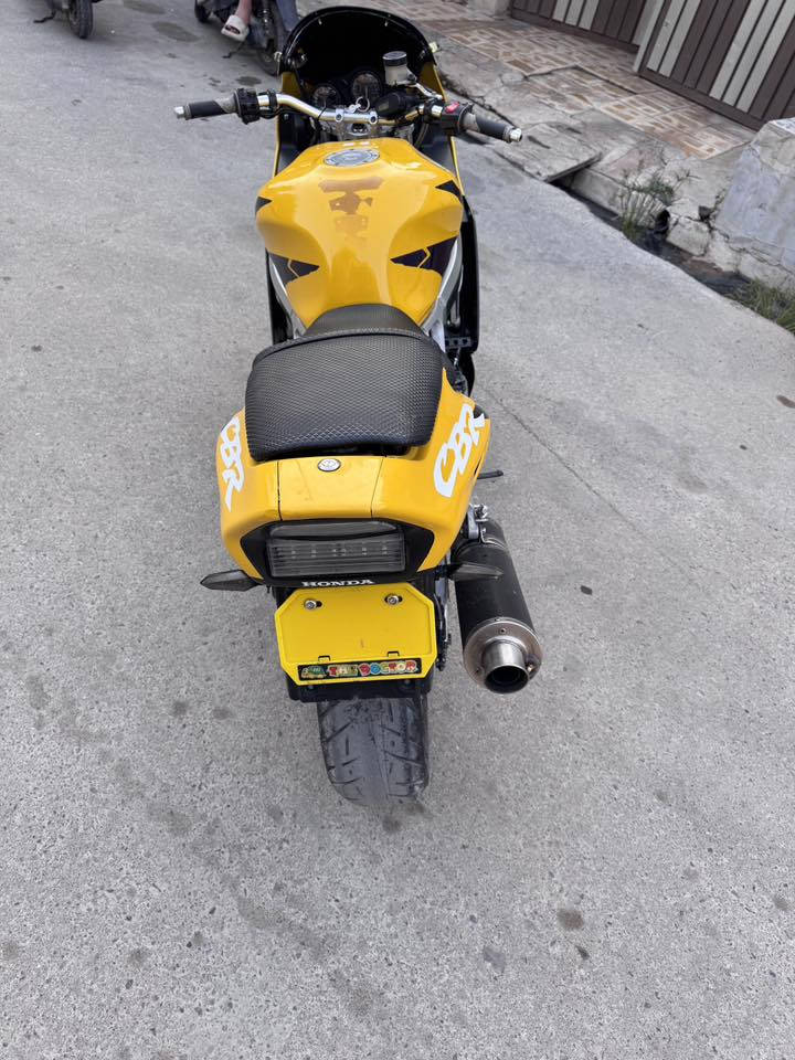 سلام عليكم 
دراجه سي بي ار 900
مكفوله من كير ومكينه الدراجه جاهزه ربع ما تصرف عليها زوج تايات جدد
ماشيه 27الف
السهر (21)وبي مجال 
***********
 ***********
