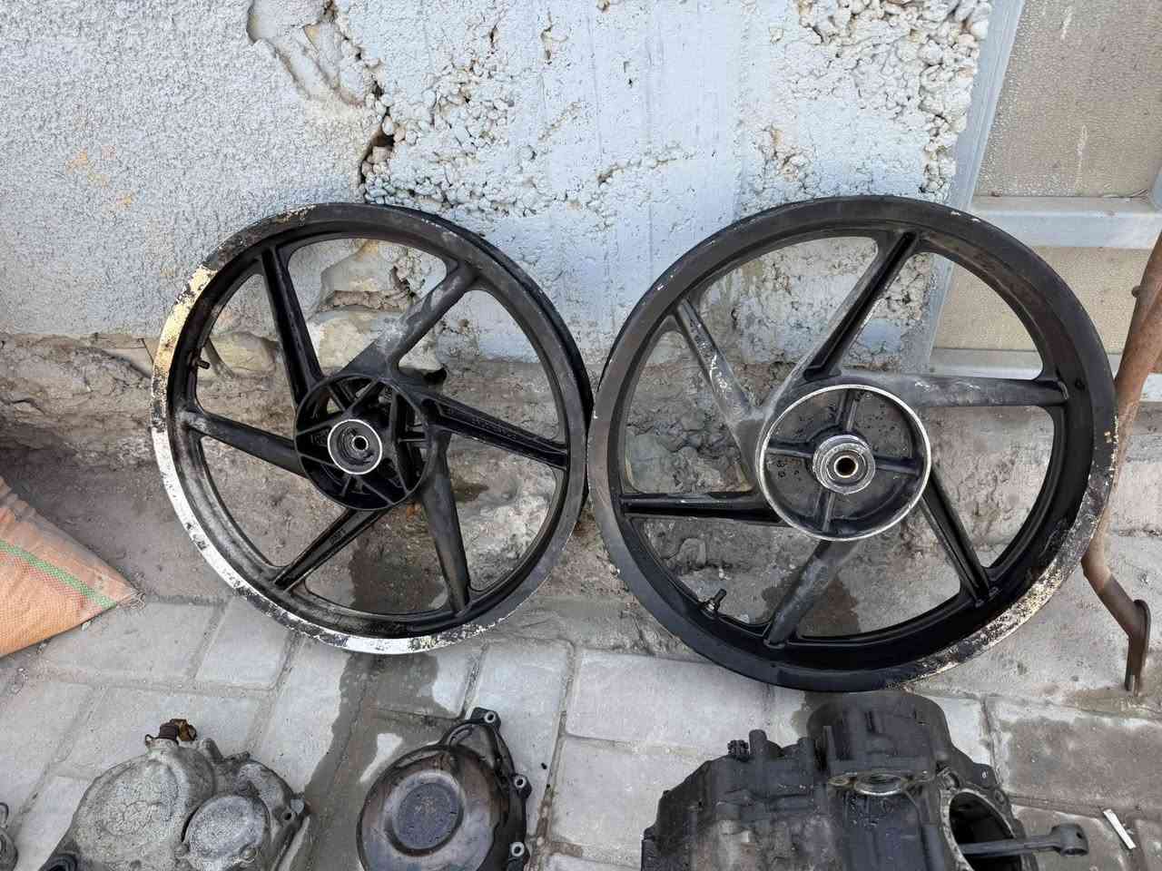 كورات ثنين الواحد على 25
وياله امامي خلفي الواحد على 35

فشكه بوكسر 5 كير مكفوله بكن وكير بس شكله تعبان سعره 75 

قبق فلاوين نضيف بس صاير اسود من الحرك سعره 20 

قبق كلج محترك سعره 10 

سيبايه نضيفه موديل 2023 تحتاج صبغ سعره 15 

يده عمبار كلج نضيفه سعره 10 

طبله بريك خلفيه وشفت نضيفات سعره 15 

قاعده بك لايت نضيفه سعره 5 

ماشه مال بوكسر اصليه سعره 25 

صالنصه مال بوكسر مشخطه من جوه سعره 35 

دوسه بريك سعره 5 

دواسه بريك الطويله خلفيه سعره 20 

عنواني دوره حي اسيا وهاذه رقمي ***********
