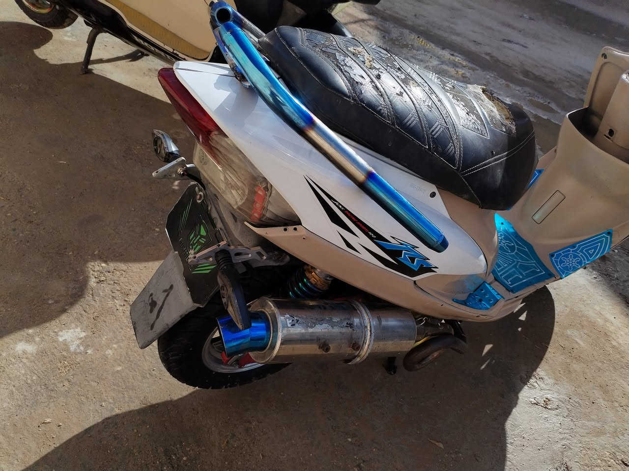 ماكس عدله 1/1 شباب الدراجه مفوله تزويد و مصروف عليها هواي 
الشراي يتصل ويجي ياخذها   عنواني كوت  خاص موجود

***********
