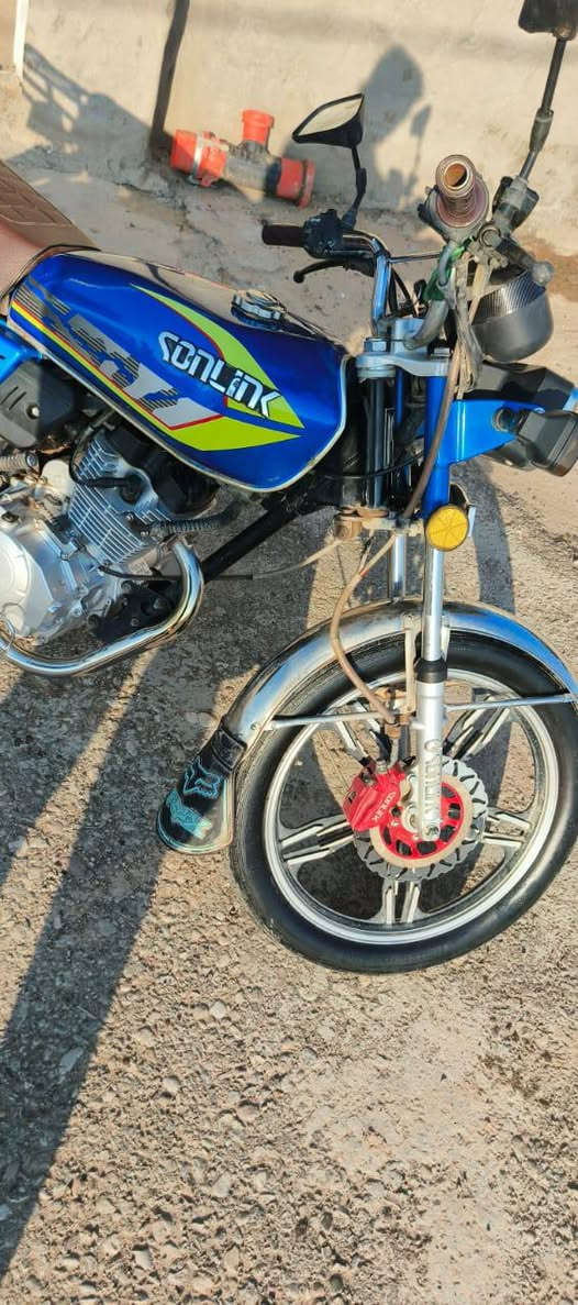 سلام عليكم للبيع دراجه سونك ٥كير دراجه موديل ٢٣محرك مكفول من فتح كهربائيات كامله من عدا الدشبول بيه كطع واير يشتغل ويطفي وبيها صفاحيه نقص تأيرات جدد قبل ٥تيام شادهن دراجه نظيفه بمعنى الكلمه ب٥٥٠وبيها مجال شراي بيه خير ويدلل مكاني ديالى دلي عباس 
***********
