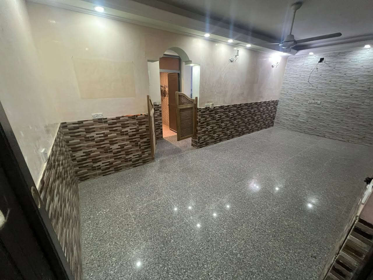 شقه سكنيه للايجار في زيونه محله 714 قرب افران القمح تحتوي على 1نوم مع استقبال وصاله ومطبخ 
الشقه جديده جدا
السعر 750 الف 
***********
