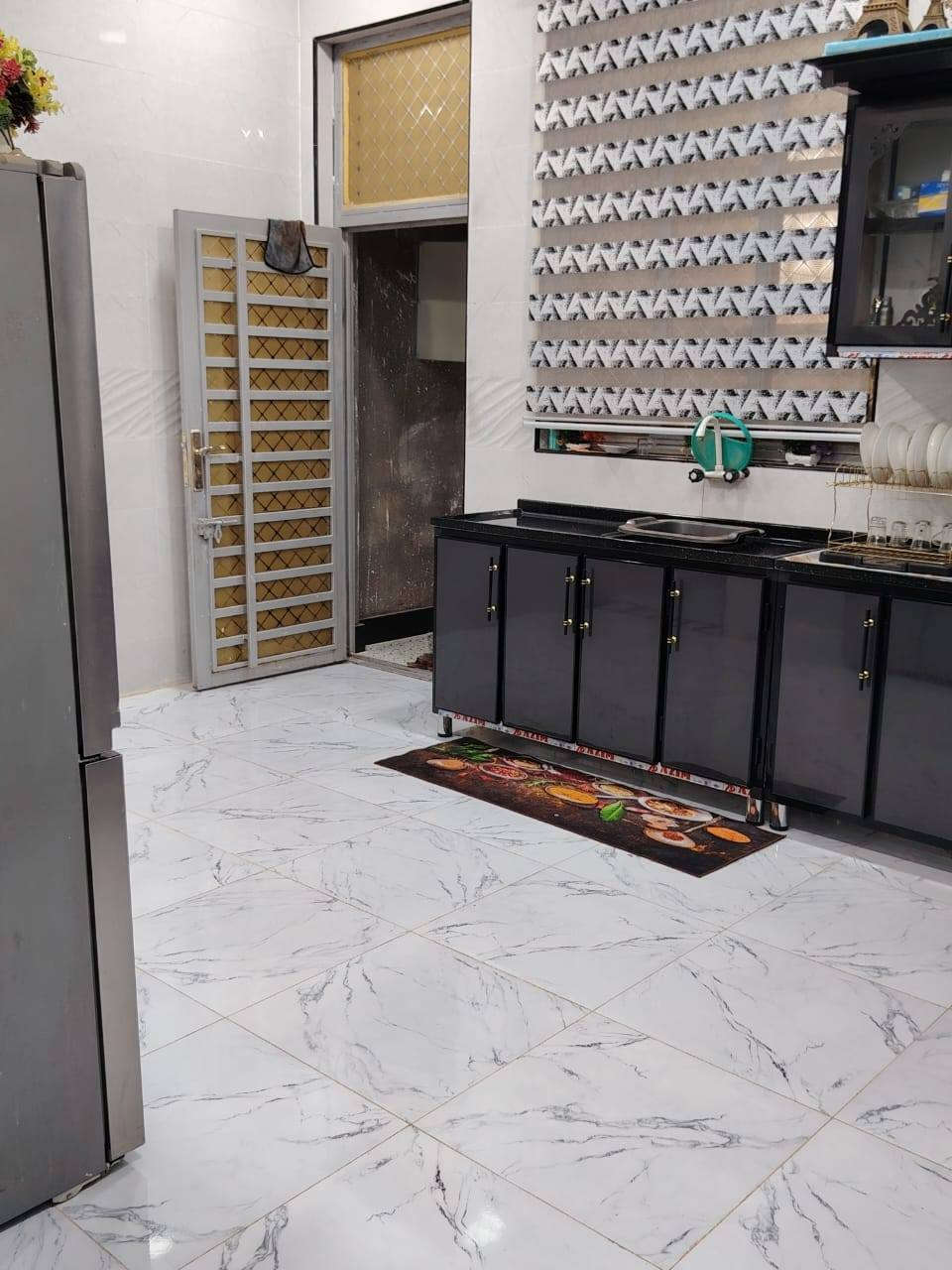 السلام عليكم بيت البيع مساحة 300 زراعي سند 25 يكون البيت من غرفتين وصاله واستقبال ومطبخ حار وبارد طابق واحد بناء حديث 2026 عنوان البيت الحوالي مقابل آلاف الدار الاستفسار ***********
