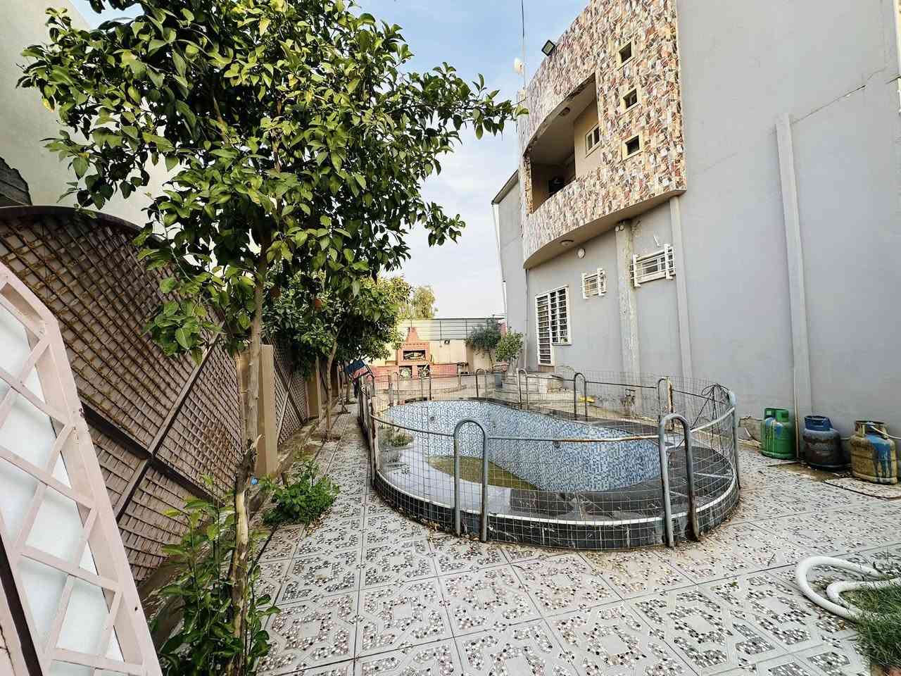 #عروض_مكتب_دعاء_الخير_للعقارات 🏡

للبيع او معارضة 

فلة 

منطقة مزارع زيونه 

شارع الفلل

مساحة 790 متر

بناء 2019 

خمس غرف نوم 

هول وستقبال  غرفة طعام 

مطبخ حار بارد 

صحيات بطابقين  وبيتونه 

نافورة وسط الحديقة 

مسبح كامل مع الماطور للتفريغ 

للاستفسار  مراجعة المكتب حي الصديق بداية سائدين البحرين 
 او 

الاتصال 📞

***********

***********

***********

***********
