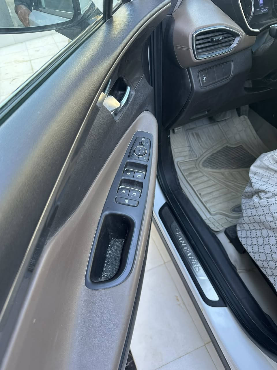 السلام عليكم 
سنتافي مديل 20 مال إقصاد بعد سنه تخلص صاحبه  
شرطي يدفع من الماستر قطع مباشر رقم ذي قار 
حادث بنيد مو دعمه السياره دعمه شخص 
السياره كفاله 
فول مواصفات عده البني رامه
محرك 6سلندر خليجي 
كير 8نمر 
4اوضاع قياده 
حساسات كامره خلفيه دواره 
ستيرن فول وشفتات ب الستيرن 
7راكب 
تبريد  3قطع
بصمه تشغيل عن بعد 
وترحيب الشخص 
الاستفسار رقم الهاتف ***********
العنوان  البصره 
لااتواجد في الفيس بوك
السعر215
