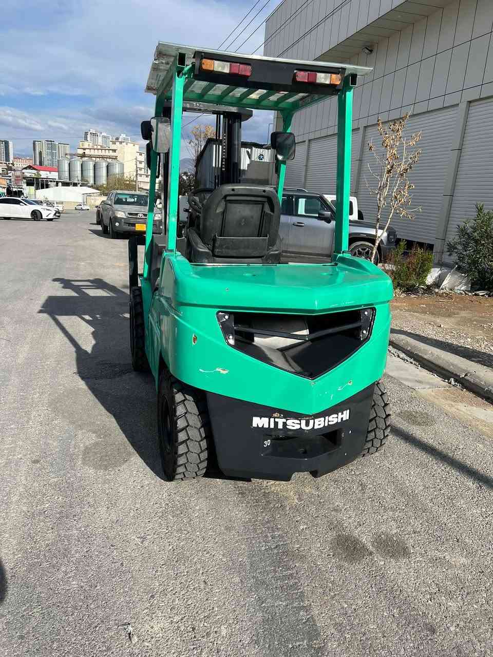 سلام عليكم 
رافعه ميسوبوشى للبيع
موديل 2014 منفيس رقم كاتى دخول جديد
٣طن و٣حركات
كير محرك رفع كهربائى بشرط 
٤تايرات جديد
***********
