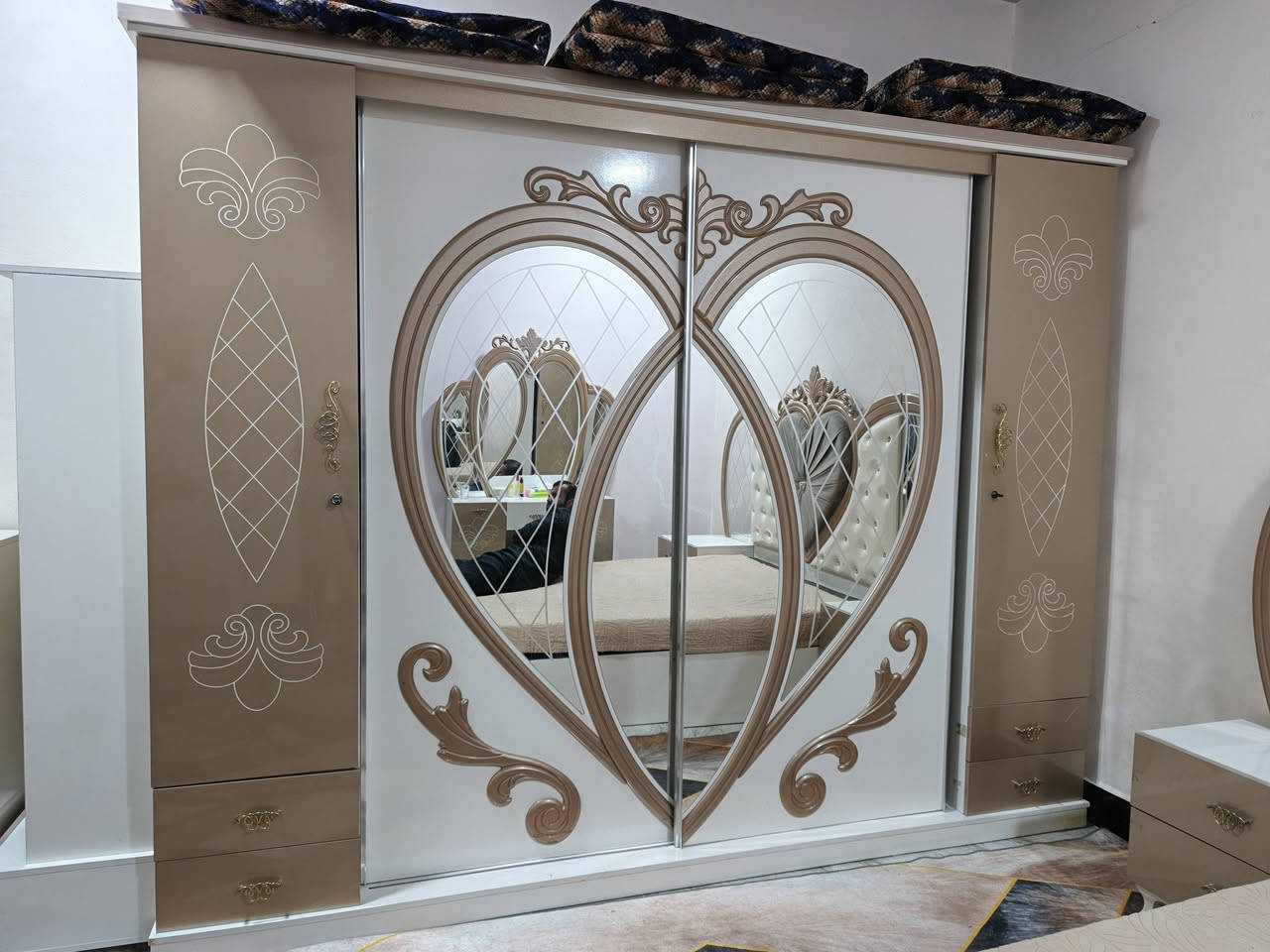 غرفه تركيه معه دوشك سعر 750 في معرض ومزاد الثقه قرب مجسر ***********
