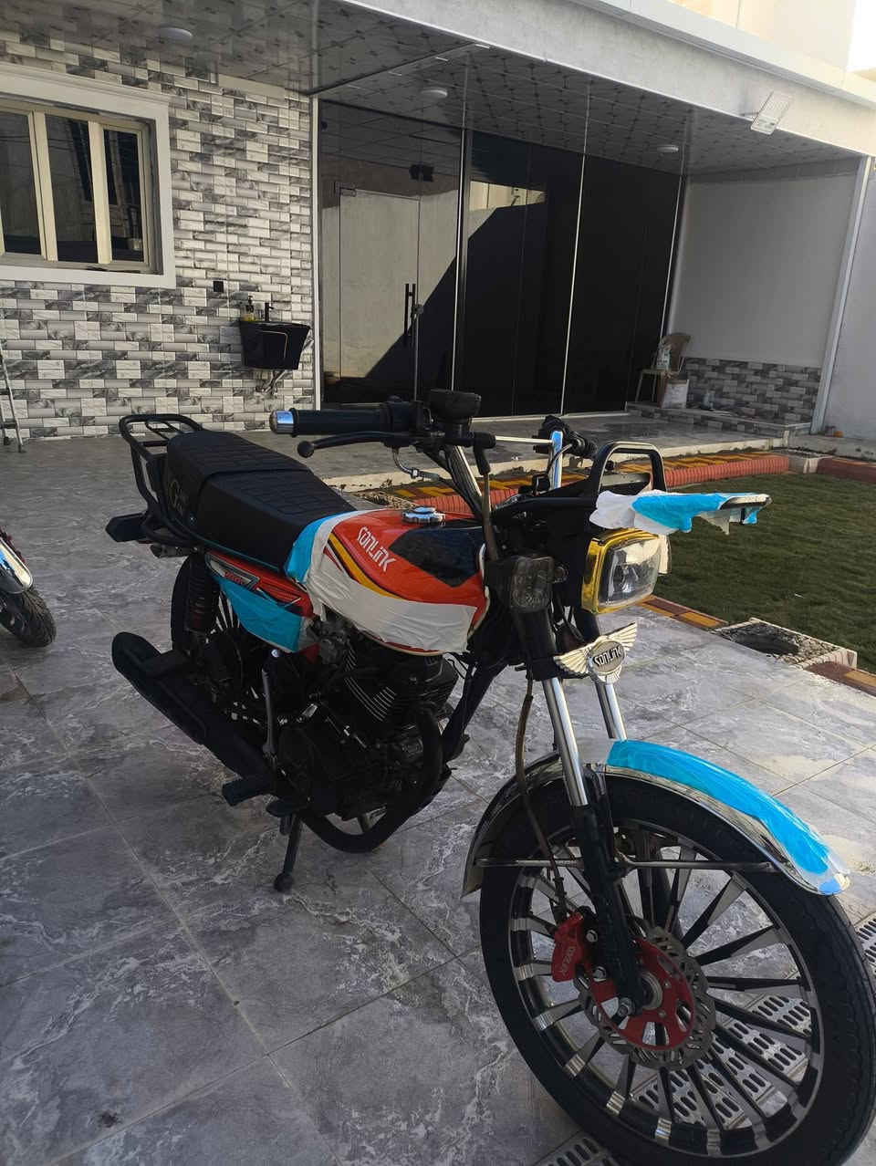 السلام عليكم اخوان دراجه ايراني نوع سونلك موديل 25
محرك 200اوراقه بس منفيس بيه ضربه صغيره بل تانكي  ذاكره بل منشور وباتريه تعبان لان جانت متروكه اسبوع 
السعر 850وبيه مجال حك الجيه مجال بسيط دراجه نضيفه مو تعبانه 
***********

