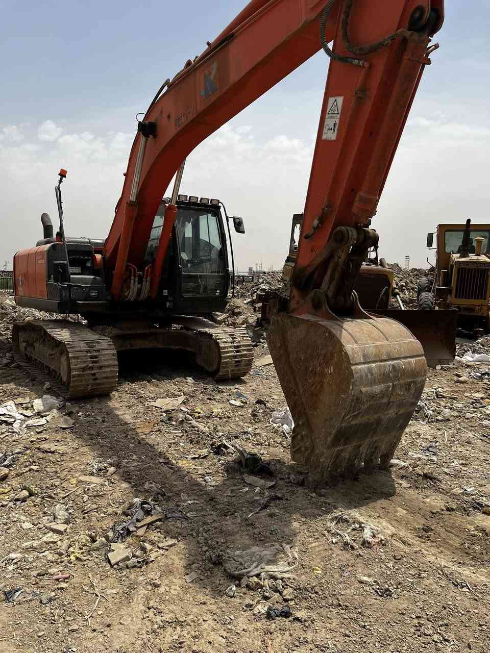 سلام عليكم حفاره هيتاشي 5B للبيع مكانهه بغداد كسره وعطش باقي التفاصيل ***********
