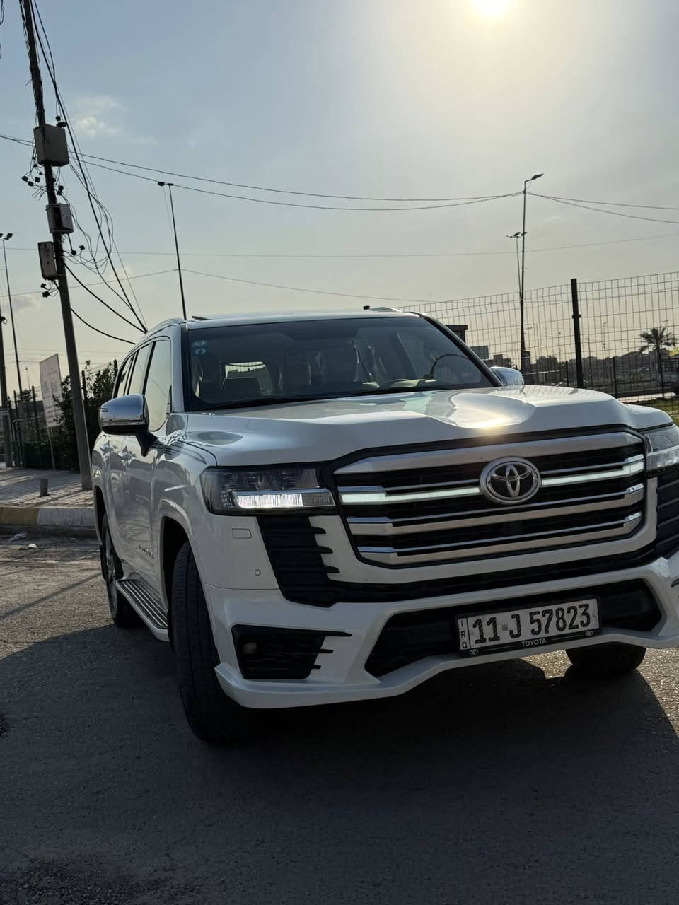 لاندكروز 2023ساز للبيع
ماشيه 40 الف 
فول موصفات 
سونارها موجود 
محركها المرغوب 4000
السياره نضيفه مثل ما موضعه بصور
مكان السياره بغداد جميله 
***********
