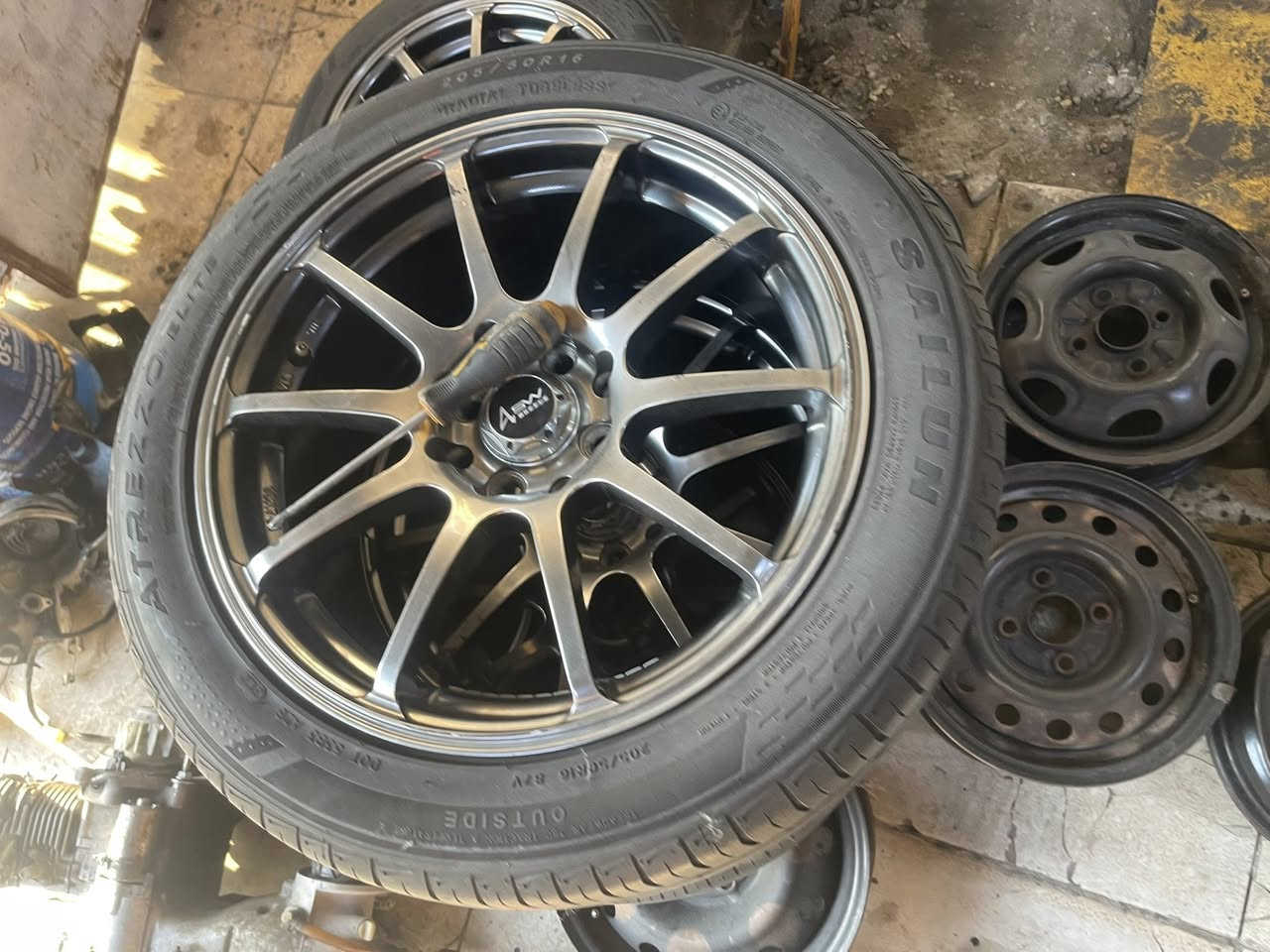 سلام عليكم شباب 
 الاسعار  بلاش 
وياله وتايرات للبيع 
بيهن تخم رياضي 
وتخم مال توكسات
وتخم مال اوبتيما
والباقي حديد 
وسبيرات اكو 
وتايرات كلهن مال حاويه ماعدا الويل مال اوبتيما
تريدهن شلع تريد قطع 
مكاني كربلاء توصيل ماعدي تعال شوف بعينك وقتنع وخذ 
***********
الوياله التخم 250 بدون عمله 
والتايرات الزوج 25 
الوياله الحديد على 10 
واسف ع الاطاله
