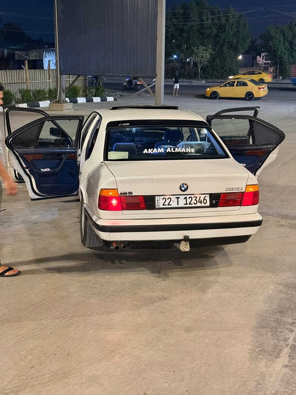 السلام عليكم شباب سياره BMw  للبيع موديل 92 سياره نضيفه مال بيت كير ومحرك خير من الله كفاله لا تنقصي لا تبخير مكفوله من الكص والضربه تخم تاير جديد كهربائيات كلها شغاله صدر امامي خلفي جديد سياره بسمي رقم اربيل تحويل مباشر  بغداد البياع شرطه الخامسه رقم تلفون *********** السعر 85 وبيها مجال حك الجيه اتصل. وبيك خير وتدلل

