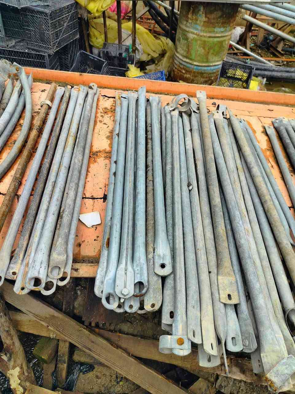 موجود 4بيوت بلاسيتكيه نوع لبناني  و اردني فقط هيكل بدون نايلون  عدد20الاقواس العرض 9متر العنوان موصل قرية يارمجه  ***********
***********
