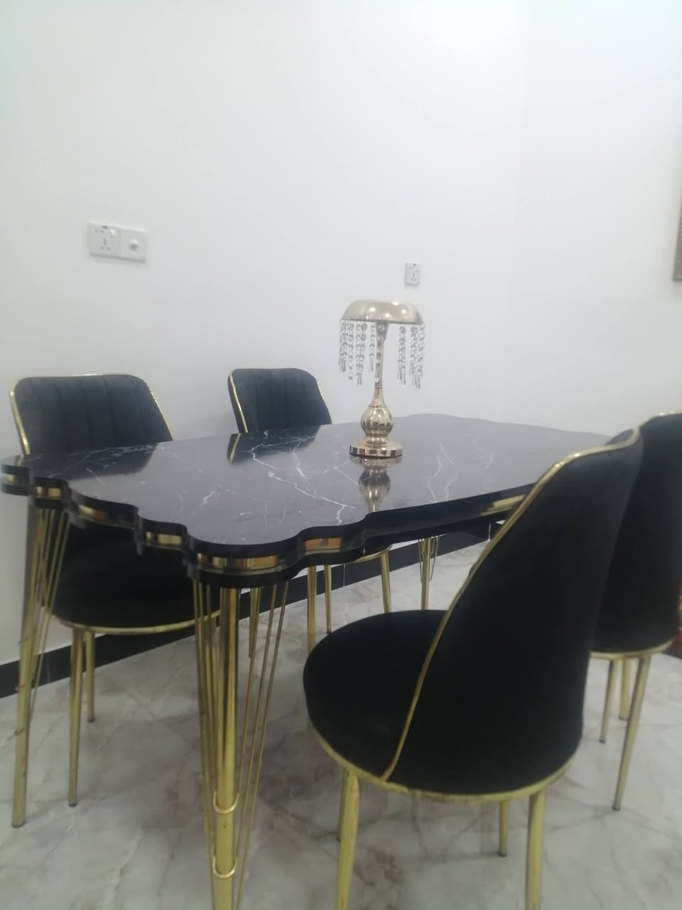 ميز طعام للبيع مع اربع كراسي سعر مناسب البيع بسبب عدم توفر المساحه السعر ١٧٥ مع مجال ت ***********

