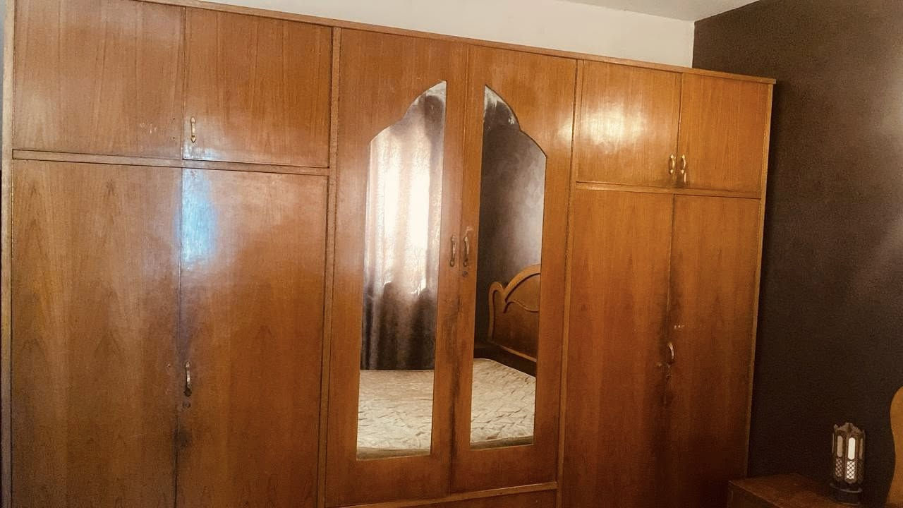 غرفة صاج خشب عراقي نظيفه 
السعر (550 ) الف وبيها مجال 
الاتصال ع رقم ***********
