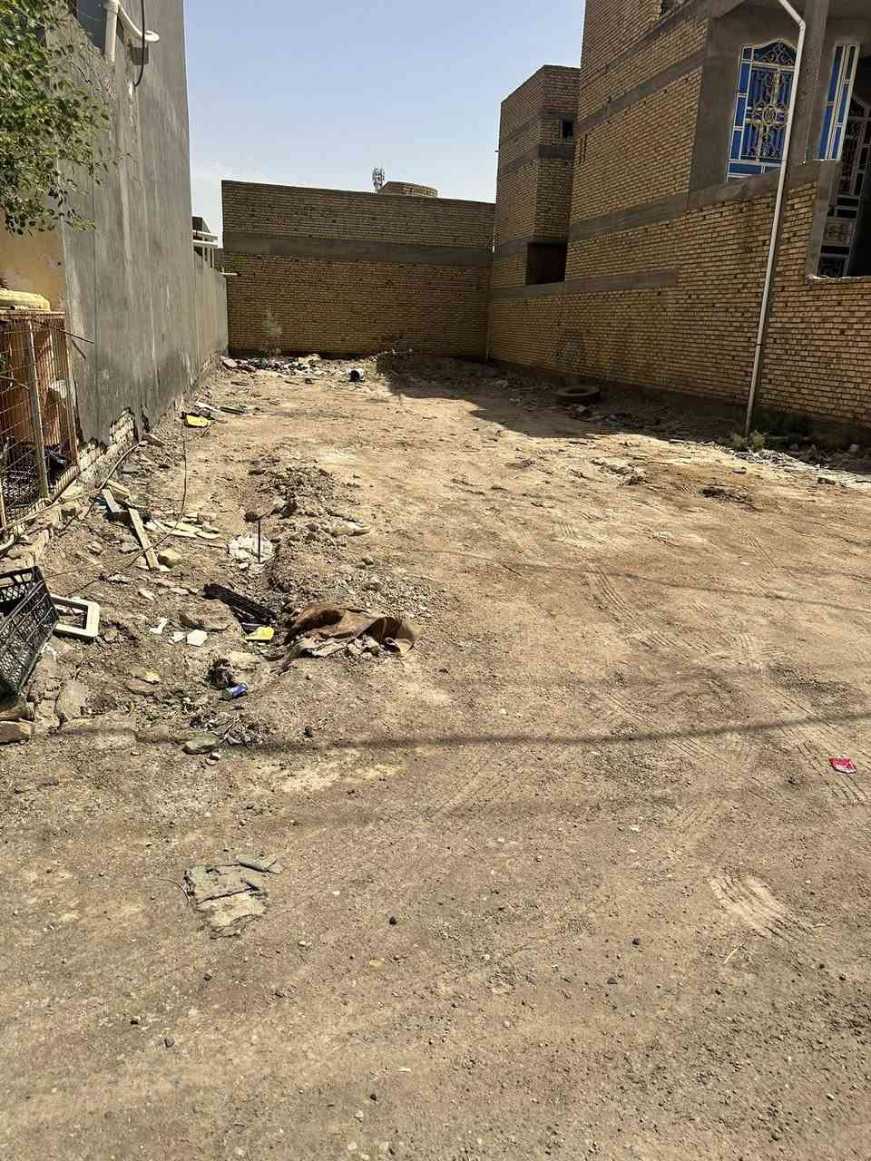 السلام عليكم قطعه بحي الجوادين مساحتها 250 م بداية الحي بنزلت البانزين في خانه قرب جامع الجوادين تفتح على متنزه وعلى الشارع العام موقع جيد بيع او مراوس السعر والاستفسار الاتصال على *********** او مراسلة الصفحه
