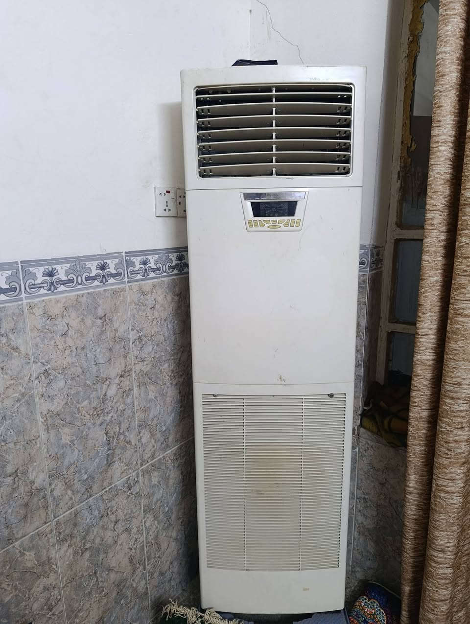 سبالت للبيع طن واحد توست ب200الف والأحمر موجود اسمه علي 200 الف
توست 2طن 350والطن ونص مال باله كنتوري 250
تجي تفتحهن وتاخذهن على الفحص 
***********
