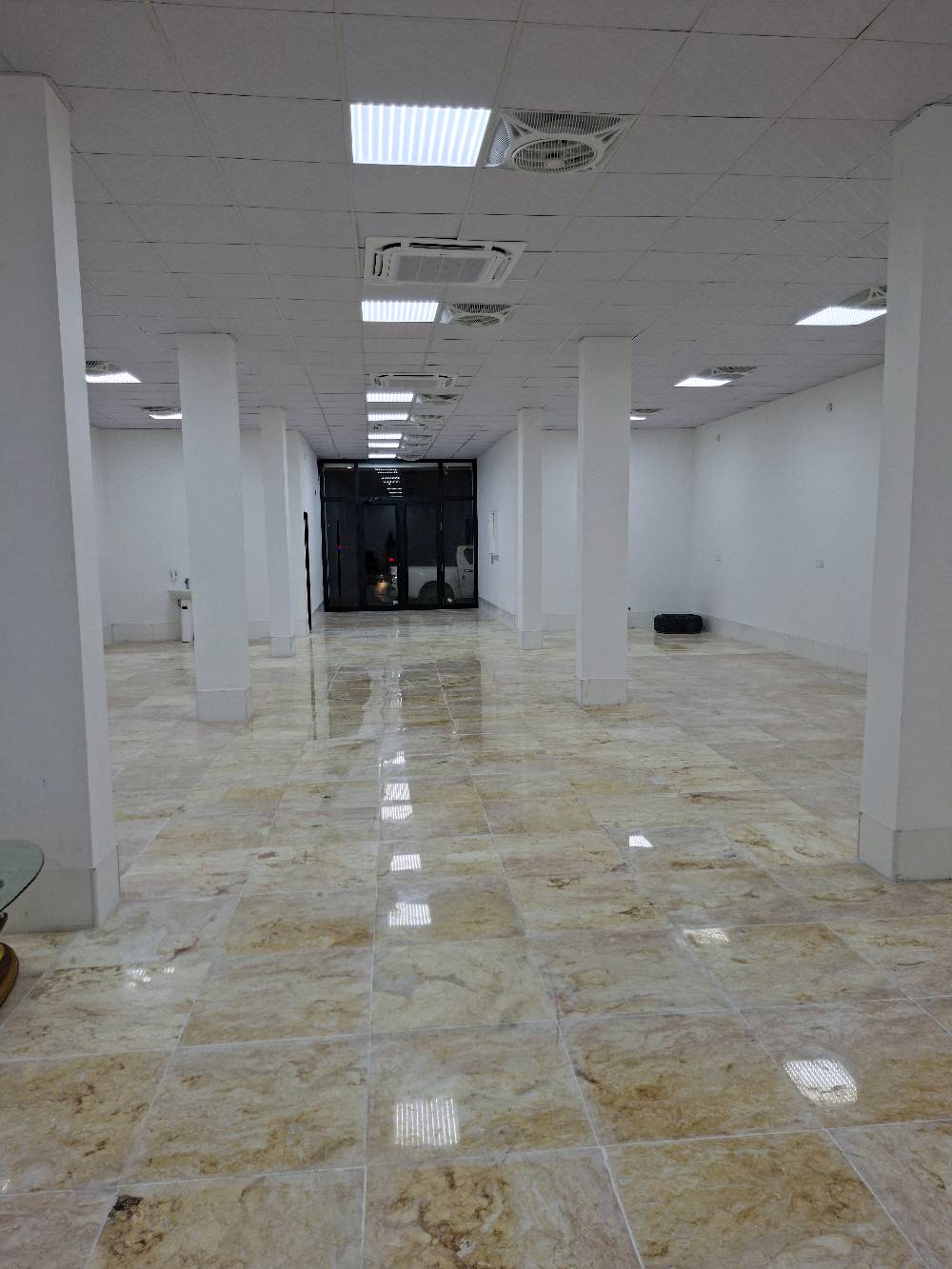 ​🏢 قاعة تجارية فاخرة للإيجار في البصرة (طابق أرضي ) 🏢
المميزات الأساسية:
​📍 الموقع: البصرة - مقابل حديقة ياسين خريبط مباشرةً (موقع إستراتيجي، تجاري، وحيوي جداً).
​📐 المساحة: 160 متر مربع (قاعة واسعة ومفتوحة بتصميم ممتاز).
​🧱 الطابق: (طابق أرضي) يسهل عملية الدخول والخروج ومثالي لخدمة المراجعين والزبائن.
​✨ بناية جديدة بالكامل: القاعة لم تُستأجر أو تُسكن من قبل (جاهزة للاستلام الأول بنظافتها الكاملة).
​المواصفات والخدمات الداخلية:
​الأرضية: مرمر درجة أولى بتشطيب راقٍ ونظيف يعكس الإضاءة بشكل جمالي ومميز.
​التكييف والإنارة: مجهزة بالكامل بمنظومة تكييف مركزي حديثة (سقفي) تغطي كامل المساحة، مع ديكورات سقف ثانوية وإنارة متكاملة.
​المرافق الصحية: تحتوي القاعة على مغسلة خارجية مرتبة + تواليت (مجموعة صحية متكاملة وجاهزة للاستخدام).
​ملاحظة هامة (نوع الإيجار المستهدف):
​القاعة معروضة للإيجار للشركات الاستثمارية، المكاتب التجارية، الوكالات، أو المراكز الطبية والتخصصية او مراكز تسويقي وغيرها 
(نعتذر عن تأجيرها للمطاعم،و الكوفيات
سعر الإيجار ٢ مليون غير قابل للنقاش
​📞 للمعاينة والاستفسار، يرجى المراسلة 
على الخاص أو الاتصال  ***********