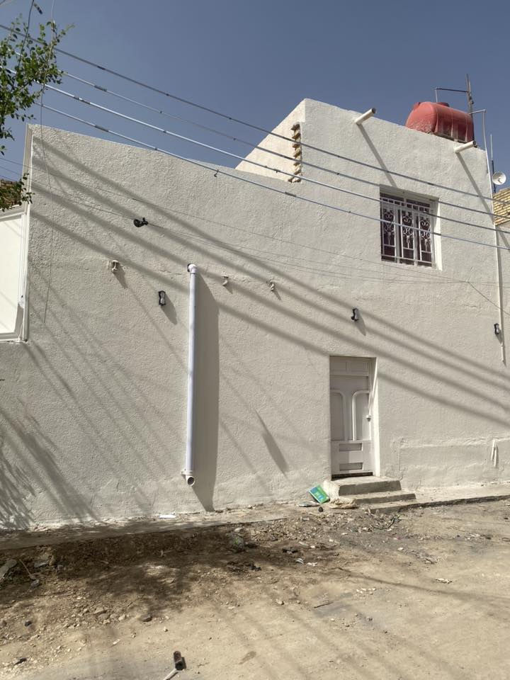 السلام عليكم
بيت للبيع      ركن زراعي   سند  ٢٥   حق التصرف
بدايه دوانم دور النفط  يبعد الف متر على بيوت النفط موضح  بالفيديو 
 المساحه ١٠٥ متر بيت مربع  ركن على فرعين 
مكانه مرتب والجيران بعد ارتب يحتوي الطابق الاول على استقبال ومطبخ  وصاله  وغرفه وصحيات والطابق الثاني صاله وغرفتين عوزهم فقط سقف  البيت عكاده بس شغل يخبل ونضيف وتجي وتشوفه

وخدمات المنطقه كامله مجاري كهرباء  ماء جديد  وتبليط عن قريب وضعو حجر الاساس عن قريب راح تتبلط

ملاحظه 🔴🔴احتمال شهر الجاي راح تتطوب هيج سمعت 

الاتصال   ***********
والشخص الي ميعرف الاسعار وميعرف بالمنطقه لا يتصل ولا يراسل ويظل يشمر كلام مو حلو
