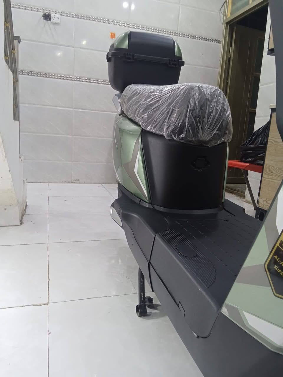 سلام عليكم دراجه شحن للبيع جديد موديل 2026 دراجه جديد بعدهه بجيسهه مال شركه بيهه 6 بطاريات سرعته 120 خير من الله مواصفات المكان حي الصحه الرقم *********** تواصل على هاذ الرقم السعر 800 و بيه مجال بسيط
