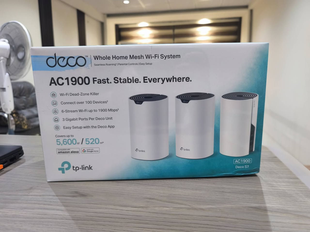 1. نظام Deco S7 

السرعة والجيل: Wi-Fi 5 بسرعة إجمالية تصل إلى AC1900.
المنافذ: يحتوي على 3 منافذ Gigabit في كل قطعة (ممتاز للتوصيل بالكيبل).
عدد الأجهزة: يدعم اتصال أكثر من 100 جهاز.
الخلاصة: خيار ممتاز واقتصادي إذا كنت تحتاج منافذ كيبل أكثر وتعتمد على أجهزة عادية.

2. نظام Deco X10 

السرعة والجيل: Wi-Fi 6 الأحدث بسرعة إجمالية AX1500.
المميزات الذكية: مدعوم بالذكاء الاصطناعي (AI-Driven Mesh) لتوجيه الإشارة بذكاء وتقليل التقطيع.
عدد الأجهزة: يدعم اتصال أكثر من 120 جهازاً بكفاءة أعلى واستقرار أكبر.
الخلاصة: يستحق فرق السعر (15 ألف) إذا كانت أجهزتك حديثة وتبحث عن شبكة أسرع في الاستجابة للمستقبل.

التغطية في النظامين متطابقة: الـ 3 قطع تغطي مساحة تصل إلى 520 متر مربع تقريباً وتنهي مشكلة ضعف الإشارة (ميتة الواي فاي).


**إذا كنت صاحب هذا الإعلان وتريد حذفه لأي سبب، رجاءا أرسل رسالة إلى الدعم الفني**