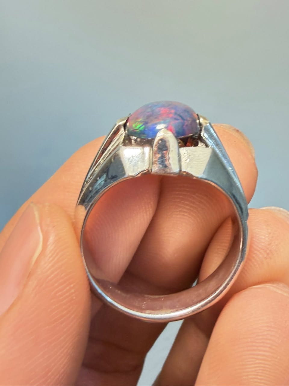 خاتم من الاوبال الاثيوبي  الناري فاير فول الفول مشتعل  صياغة علي شرفيات رديوم يعني براند الصياغة  مع شهادة 
***********
