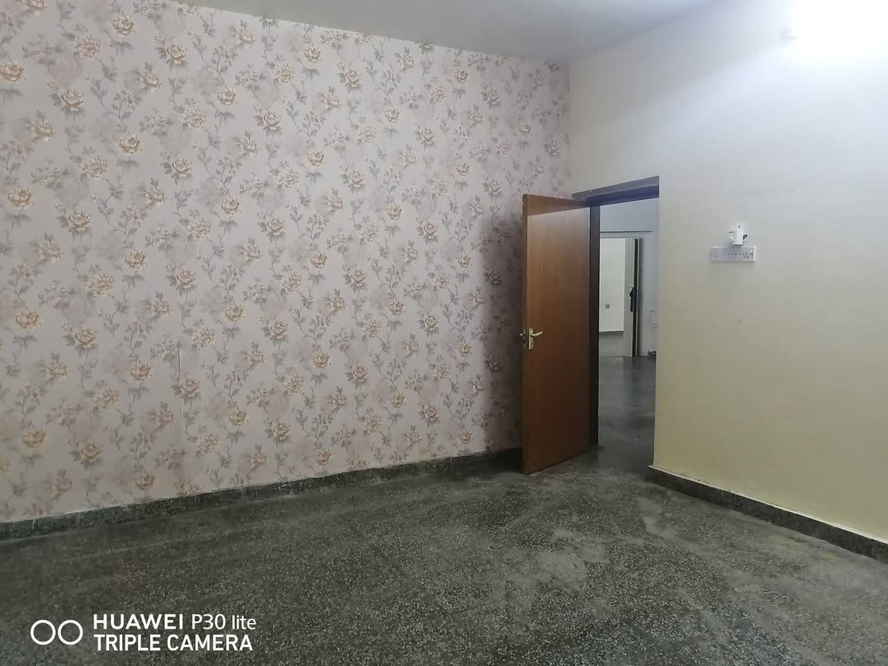 قراءة المنشور بدقة كل التفاصيل موجودة 

بيت للبيع  او للايجار  او للمراوس مع قطعة 200 متر في الهورة حصرا 

بصف الركن في الزهراء ( البيت فارغ حاليا )

الكوت منطقة حي الزهراء شارع المدارس (شارع فرعي)قريب جدا على متوسطة النرجس تقريبا 20 متر عن السياج الجانبي للمدرسة وقريب على ثانوية النرجس البنات

الشارع يقع خلف بيت اهل دكتور مثيل (المدرسة الاهلية الجديدة )اول فرع والبيت ثاني بيت بجانب الركن من جهة اليمين وواضح الموقع في الرابط اسفل المنشور 

ا

المساحة 300 متر  الواجهة 15 والنزال 20 وكلها بناء تقريبا

البيت بناء التسعينات ونظيف جدا وصالح للسكن وطابقين وبناء مسلح كونكريت وكاشي  والمطبخ والحمامات سيراميك

تفاصيل البناء ( اقل غرفة قياس 5 *5 متر)

الطابق الاول استقبال استقبال وهول داخلي ومطبخ وغرفة عدد 2

الطابق الثاني هول داخلي وغرفتين

ملاحظة كل الغرف كبيرة جدا

علما انني صاحب المنزل

وغير متصل بالانترنت دائما

السعر 550 مليون 

الايجار مليون بالشهر 

هاتف 

*********** عرض أقل

[https://maps.app.goo.gl/fPdNcL6T9SmQXRrE9](https://l.facebook.com/l.php?u=https%3A%2F%2Fmaps.app.goo.gl%2FfPdNcL6T9SmQXRrE9%3Ffbclid%3DIwZXh0bgNhZW0CMTAAYnJpZBEwcDd4c0JqUUFNc2dHOXhQWHNydGMGYXBwX2lkEDIyMjAzOTE3ODgyMDA4OTIAAR5DgFQd3C6oFgMwSawjmEwVV2XpRx8Ni8QXOSs0bl_zV92WgPcc8wkt7pGg0g_aem_dnt64bVTSfrtzAx9fm0cbQ&h=AUCJu7yMv7TmhGZ4e_5_bJqveInd_zs7LJtQof8JsoozjaIWgtrN6KCpsaXn1R5LT6uNiZT_ggLdjvflVv0nPj8WCH0g_8O49qpsU4itAgXx95ULa6XoDGsWgUmw7bFqXDxEXlbFmBbXN2XX&__tn__=-UK-R&c[0]=AUBQtqdn05msr_qv3XTIDxyh_GzakNwYz9N7hChA7VaIKMsQHdYZXU_HlBTyjC7L7DBjzi2mfmdYSPF0_G95HtWh-xOQRoP3JVXyy6Hw0E8vYaLWb6i7i5VZ8Qe-PA5Vsw)
