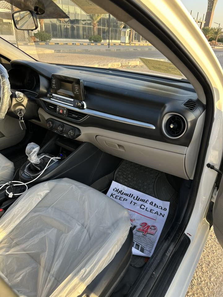 سلام عليكم ورحمة الله وبركاته 
للبيع 
كيا سيراتوا موديل 2020 
لون ابيض صدفي 
السيارة حلوة وجديدة وماعايزة شي 
داخل بيجي 
محرك 1600 
مكاني بالنجف 
***********
