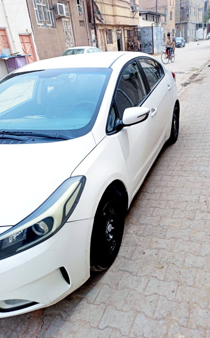 سلام عليكم من رخصة الادمن: للبيع كيا سيراتو خليجي موديل 2017
مكفولة كفالة عامة ما عدا بارد بالجاملغ الايمن مقدار اربع اصابع فقط. 

المواصفات كاملة – السيارة نظيفة جداً
مكينة وگير وشاصي بحالة ممتازة
بارد حار شغال 100%

- استخدام شخصي ومحافظة عليها. 

- السياره مكانها بالنجف ومطلوبه غرامات مرور بالنجف 800 الف تنزل من سعرها. 

(رقمها شمالي سنويه صاقطه) 

- السعر $128 وبيها مجال. 

للإستفسار الاتصال على الرقم: 
*********** وبي واتساب.
