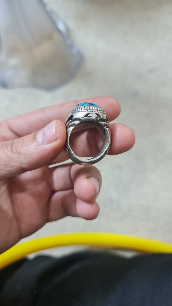 للبيع خاتم فيروزي سينائي اصلي حجم ثقيل ٢٠٠ الف
يوجد توصيل 
*********** واتس
