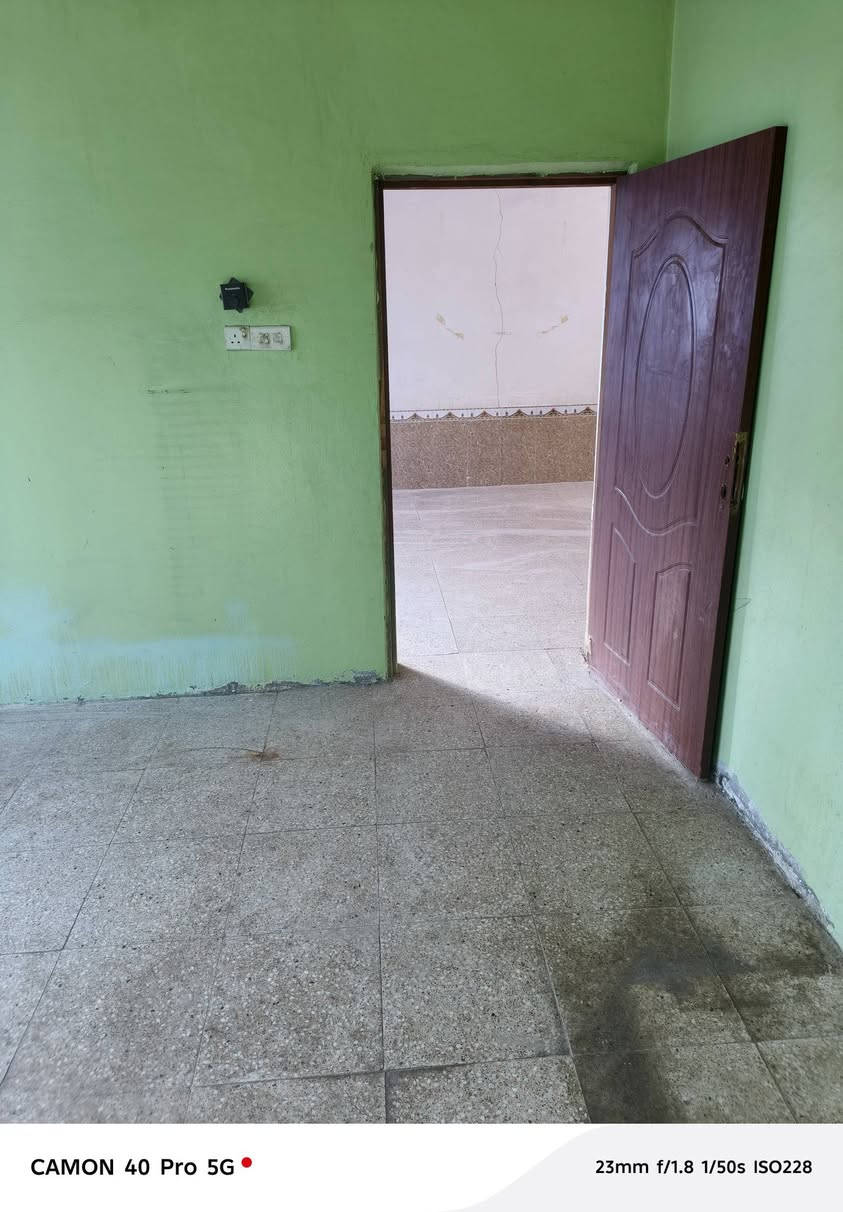 دار للبيع منطقه ابو صريفه نزلت ال بيده مساحه ٣٠٠طابو زراعي غرفتين وصاله جاهزات الباقي اساس حجر لبايب مالماي  جوا يصعد بدون ماطور كهرباء محوله بل باب للستفسار الاتصال ع هذا الرقم ***********
