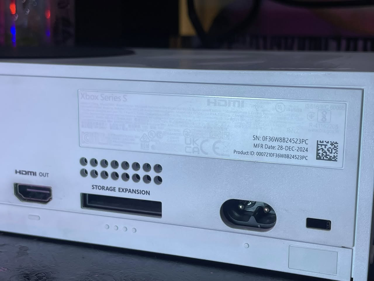 ## 🎮 للبيع: Xbox Series S (النسخة البيضاء الجديدة 1 تيرابايت) اصدار 2024/12/28 يعني 2025
السلام عليكم شباب، عندي جهاز **Xbox Series S** النسخة الجديدة اللي تجي باللون الأبيض وبمساحة خزن **1 Terabyte** كاملة (ضعف مساحة النسخة القديمة، تنزل ألعاب براحتك وبدون قلق).
### 📍 تفاصيل الجهاز:
 * **الموديل:** 2025 النسخة البيضاء الجديدة بمساحة 1TB.
 * **النظافة:** الجهاز بحالة الوكالة (أخو الجديد)، نظيف جداً واستخدام خفيف وحشمة، خالي من أي عيوب أو تصليح. ملاحضة!!! كير الايمن بي درفت اني بالنسبه اليه لاعب كود عادي ما هتميت تكدر تبدله ب 5 الف 
 * **الملحقات:** الكارتون الأصلي، الوايرات الكاملة (الـ HDMI والباور)، مع اليد البيضاء الأصلية بلاد.
### 🎁 الهدية الأقوى مع الجهاز:
 * **اشتراك قيم باس أولتيمت (Game Pass Ultimate) فعال لمدة 10 أشهر كاملة!**
   *(يعني تشتري الجهاز وتقعد تلعب مئات الألعاب القوية والحديثة وألعاب الأونلاين مجاناً لمدة تقارب السنة بدون ما تدفع ولا دينار إضافي).*
### 💵 السعر:
[500]الف دينار (وبي مجال بسـيط للطيبين).
### 📍 المكان:
بغداد، [العبيدي] (ماعندي توصبل)


**إذا كنت صاحب هذا الإعلان وتريد حذفه لأي سبب، رجاءا أرسل رسالة إلى الدعم الفني**