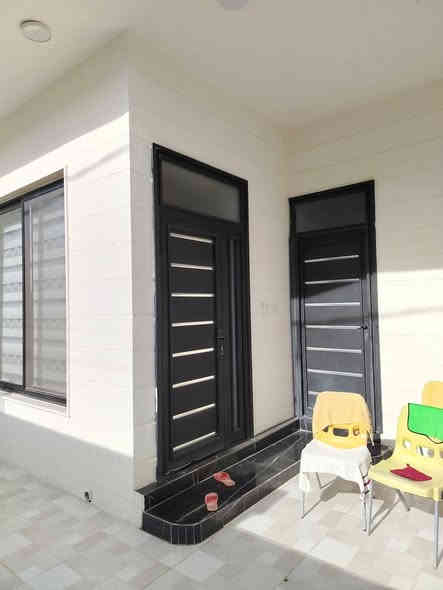 دار للبيع بلديه اوراق كمل مسجل مساحة 240متر طابقين موقع حي لأسرى مفقودين خلف صيدليه جوهره 4غرف نوم واستقبال هول مطبخ وصحيات كراج البيت فول سيراميك سقف مغربي ثانوي سعر 140مليون للاستفسار ***********
