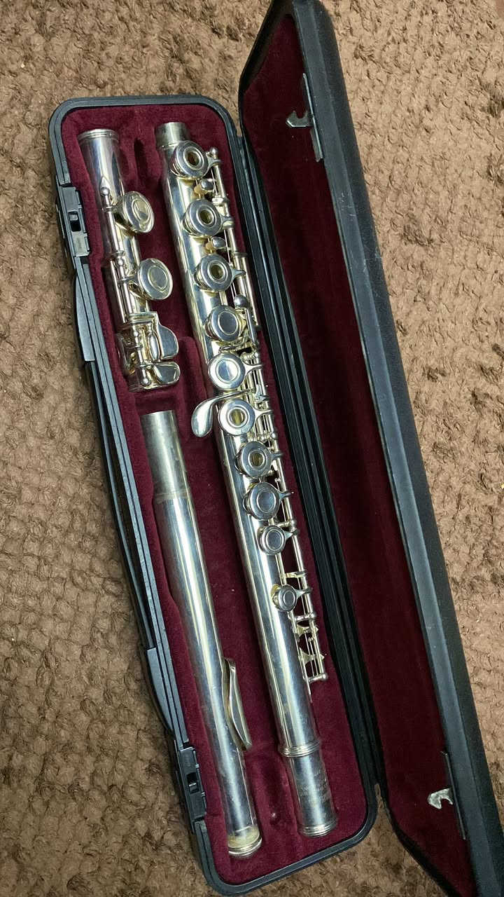 آلة موسيقية فضة عالية يابانية  الوزن ٤١٦ غرام  اعلى سعر  ابيع مكاني بغداد حي دراغ ***********
