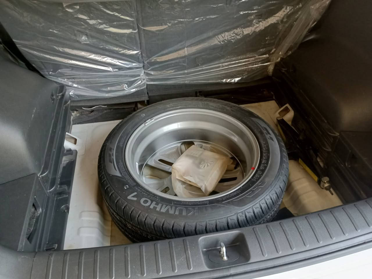 سلام عليكم
توسان للبيع   مكفوله كفاله عامه   

موديل 18

رقم  بغداد

 ماشيه106K

كله ع وضع شركه  وهاذه شكل لو دير اله مي  تمشي 😄

 مكاني بغداد اليوسفيه الرضوانيه

السعر 197 وبيه مجال بسيط شراي تجي شوف وتقتنع وتشلع عيوني  رقم الهاتف ***********وبي واتساب
