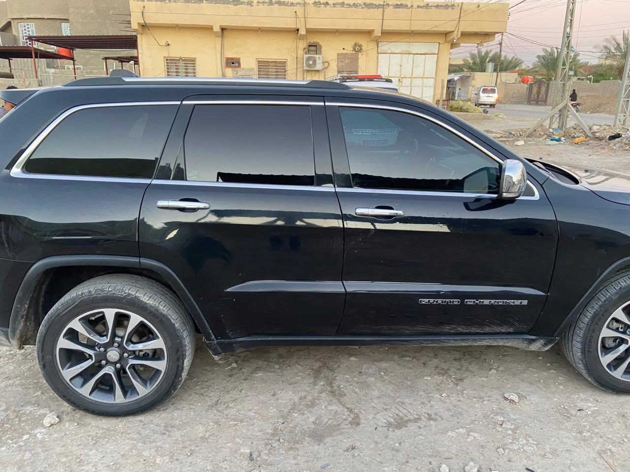 السلام عليكم

جيب كراند شيروكي 

مديل 2018

السيارة فول موصفات 

لمتد 

لايت زنون 

فتحة 

شاشه كبيرة كار بلي

جنطة كهربائية 

تحكمات موس 

حساس امامي خلفي جانبي

السياره فول للاخير صدر وحدادية جديد مبدلة

وتخم تاير جديد وحادثها بنيد وجاملغ وباب خلفي فقط 

السياره باسمي وتحويل نفس اليوم او ثاني ويوم

مكاني الحله البكرلي 

سعرها  190

***********
