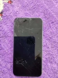 آيفون ١١ ١٢٨ • شاشه وبظهر مكسور • بطاريه ٧٣