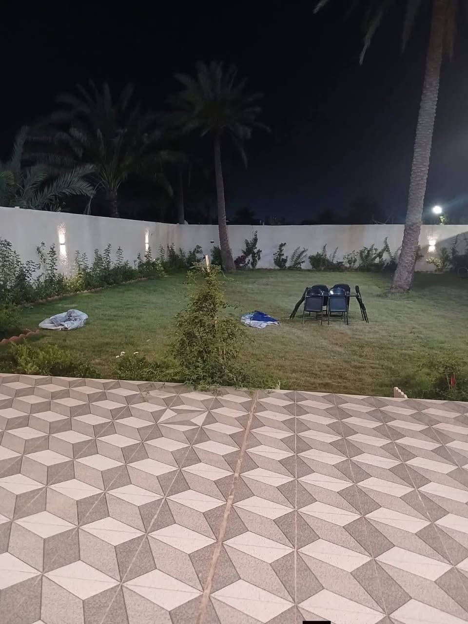 يا الله
بعيدا عن المشتملات والمناطق ذو كثافة سكانية عالية
اليوم وفرنا عرض مميز وجديد🏘️🏘️
١٠٠٠ ///
الف متر للبيع في منطقة الطي/ الكاظمية 
تحتوي على دار بناء ٢٠٢٦ بمساحة ٣٠٠ متر
وحديقة كبيرة
والدار يحتوي على ٤ غرف نوم
صالة ضيوف // حولي جلسة
مطبخ حار بارد
خدمات خارجية وداخلية بكل طابق مع سويت 
السعر // ٦٠٠ مليون قابل للتفاوض
للاستفسار// مكتب الحضارة للوساطة العقارية
***********
