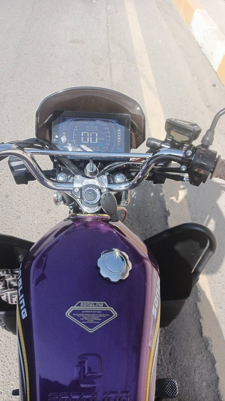 سلام عليكم
دراجه سونك موديل 2026 زيرو على وضعية معرض 
صارلها 5 أيام طالعه من معرض مكينة 200 cc 
درع شديته للجمالية 3 وضعيات تشغيل 
بصمه /سويج/تشغيل عن بعد ويل مايباخ 
جهاز انذار سرقة صافرة فيدرالية زنون بريك دسك 
دراجه شوفت عينكم أحلى من الصور 
عنوان بغداد كريعات شارع معارض 
الهاتف المحمول
*********** 
السعر مليون و100 وبيها مجال بسيط اخذتها مليون و200 
وتساب وهاتف متوفر  
للتوضيح الدراجه عل سحك بعدها دهن امزويل ✋
