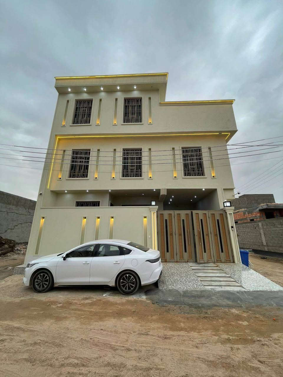 #اسعد_الله_اوقاتكم_بكل_خير👋

توفر دار سكن للبيع طابقين ملاحظه مع جميع الاثاث بل كامل 

بناء حديث طابوق بلكامل والارضيه رفت  سنة البناء 2026

#المساحه 100م مربع

على شارع 10م وركن

جميع الخدمات متوفره

محتويات البيت ⬇️

استقبال

صاله كل طابق وحده

مطبخ

غرف نوم 5

صحيات داخلي + خارجي

وكل طابق صحيات 

كراج

#جنس_العقار : طابو ملك صرف زراعي عراقي سند 25

#العنوان .. البصره حمدان قرب مستوصف حمدان

جميع الخدمات ماي كهرباء شوارع 10 متر

#السعر 165وبي مجال للشراي

#اللاستفسار الاتصال على الرقم 📳📞
***********📳 ابو كيان الحدادي البصرة, العراق
