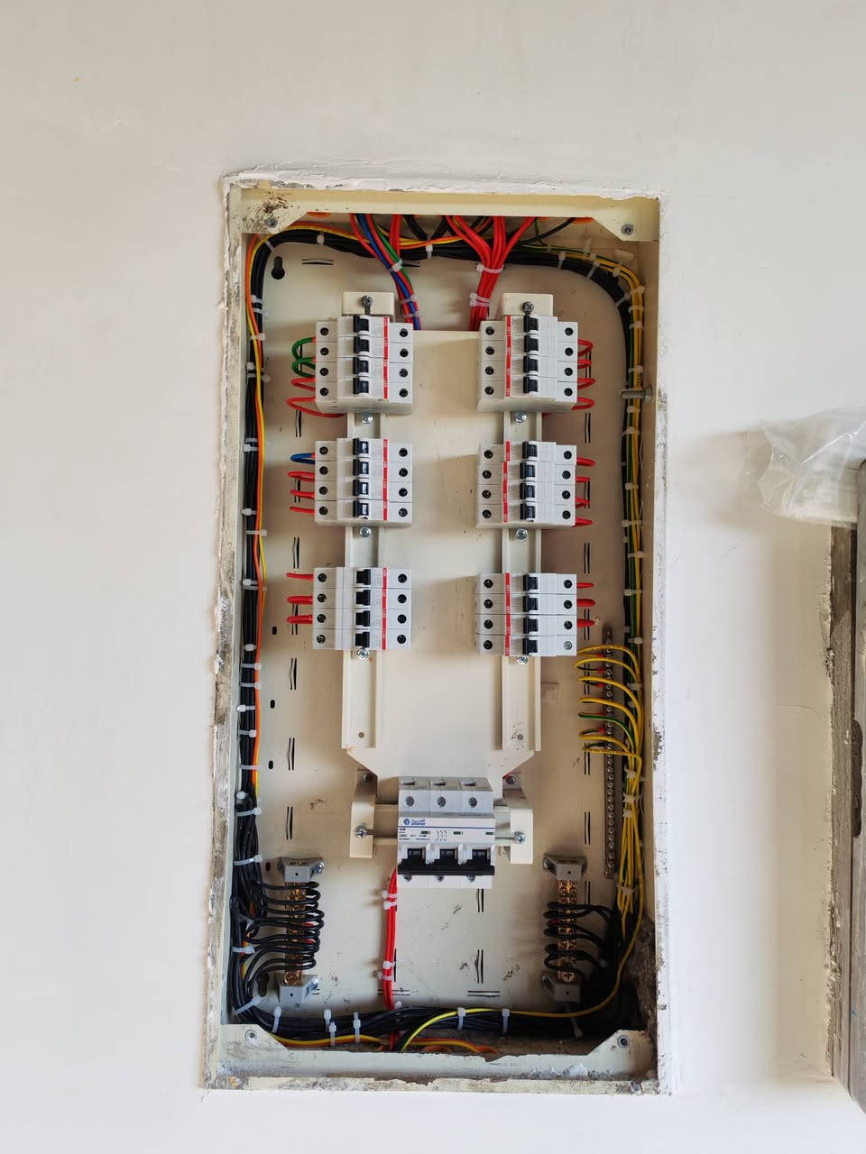 الدقة والجمال في عالم الكهرباء.. مع حيدر الكهربائي ⚡
​لأصحاب الذوق الرفيع والباحثين عن الأمان، نقدم لكم أرقى خدمات التأسيس والتشطيب الكهربائي في السماوة:
​✅ شغل بوتلس (Buttless): وداعاً للعشوائية، تأسيس وتشطيب بنظافة فائقة وترتيب يريح العين.
✅ بوردات سيطرة احترافية: تصميم وتجميع لوحات السيطرة (Classic Control) و (ATS) بأعلى معايير الدقة والترتيب الهندي.
✅ توزيع إضاءة حديث: لمسات فنية تبرز جمال منزلك أو محلك التجاري.
✅ صيانة عامة: حلول سريعة وجذرية لجميع المشاكل الكهربائية.
​ليش تختار شغلنا؟
لأننا نهتم بالتفاصيل الصغيرة قبل الكبيرة، وهدفنا هو الأمان أولاً والمظهر الجمالي ثانياً.
​📍 الموقع: السماوة وكافة مناطقها.
📞 للتواصل والاستفسار (حيدر الكهربائي): *********** قناتي https://t.me/alqareb
